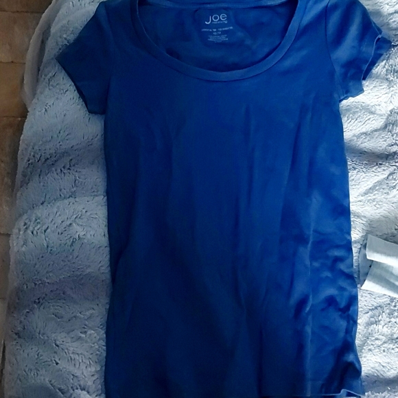 A blue t-shirt - Picture 1 of 1